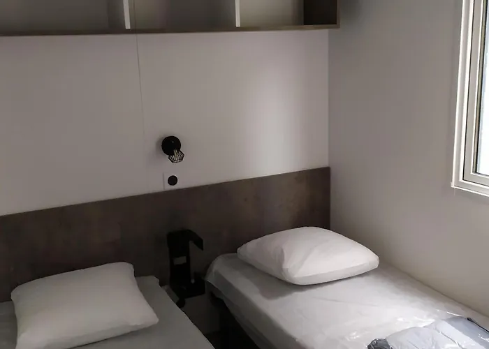 Campingplatz Mobil-home Avec Terrasse A - Api-1-52-917 Saint-Hilaire-de-Riez